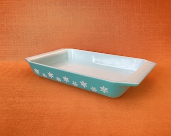 1950s Pyrex Snowflake space saver in turquoise, vintage Pyrex turquoise Snowflake, 1950s Pyrex Gaiety turquoise shallow spacesaver