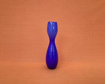 Vase en verre bleu cobalt : décor de sablier Mid-Century