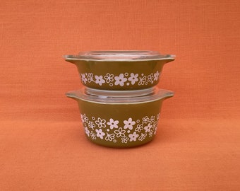 A pair of Pyrex Spring Blossom/Crazy Daisy casserole dishes with lids (one lid has a chip), retro 1970s Pyrex Crazy Daisy junior spacesavers