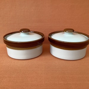 Jaren 70 TG Green Beeline-potten met deksel (verkocht als paar), T.G.Green &#39;Beeline&#39;-potten, oven tot servies, traditionele keuken, aardewerken crockpots