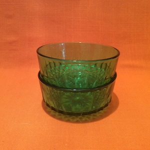 Arcoroc Diamont Starburst in emerald green (sold as a pair), 1970s Arcoroc glass 4” dessert bowls, small Arcoroc glass bowls, Arcoroc green