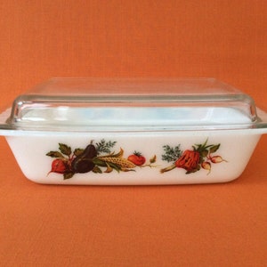 1970s Pyrex Market Garden spacesaver with lid, 1970s Tuscany spacesaver with lid, vintage Pyrex Tuscany, retro Pyrex spacesaver serving dish