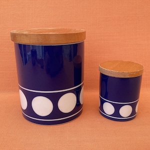 TG Green Jersey voorraadpotten (verkocht als set), TG Green voorraadpotten jaren 60 met houten deksels, TG Green Channel Islands, ontwerp Judith Onions