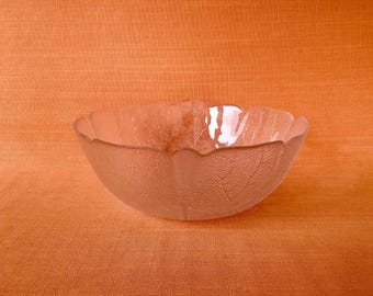1970s Arcoroc Aspen Glass Fruit/Salad bowl, 9” Diameter, Textured Leaf Design