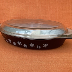 1958 JAJ Pyrex Snowflake podzielony pojemnik na warzywa z pokrywką, retro Pyrex czarny Snowflake, zabytkowy Pyrex Gaiety, półmisek Pyrex z lat 50.