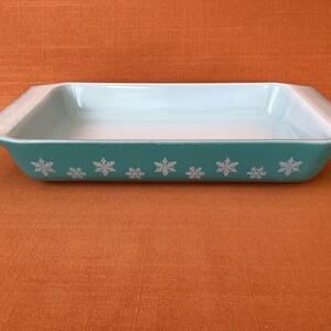 1950s Pyrex Snowflake space saver in turquoise, vintage Pyrex turquoise Snowflake, 1950s Pyrex Gaiety turquoise shallow spacesaver image 4