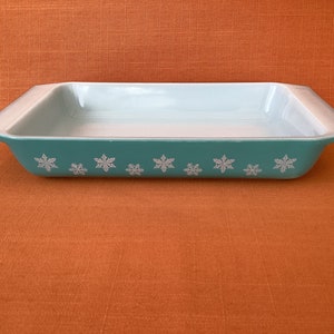 1950s Pyrex Snowflake space saver in turquoise, vintage Pyrex turquoise Snowflake, 1950s Pyrex Gaiety turquoise shallow spacesaver image 2