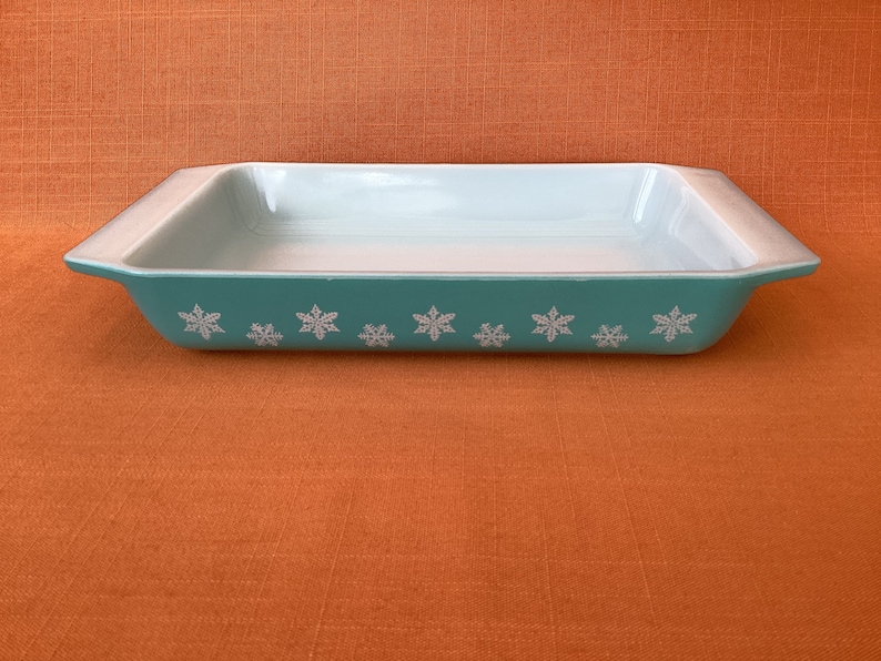 1950s Pyrex Snowflake space saver in turquoise, vintage Pyrex turquoise Snowflake, 1950s Pyrex Gaiety turquoise shallow spacesaver image 2