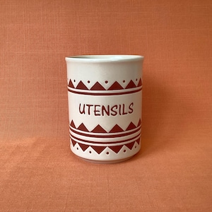 Pode incluir: Um conjunto de três canecas de cerâmica com acabamento fosco e salpicado. As canecas são em tons de creme, cinza claro e cinza escuro. Cada caneca tem um design simples e minimalista, perfeito para café ou chá.