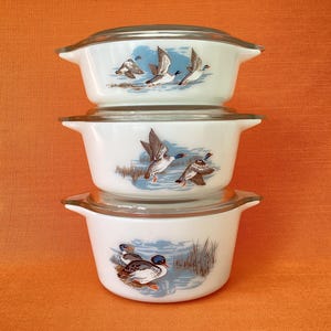 JAJ Pyrex ‘Wildfowl’ set of 3 Junior Spacesavers with lids, 1960s Pyrex Wildfowl junior spacesaver, JAJ Wildfowl dishes, Pyrex ducks pattern