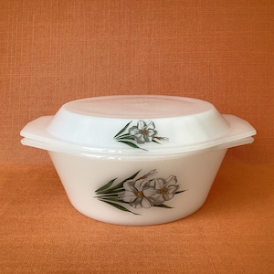 1970s Arcopal casserole dish in the Narcissus design, vintage Arcopal France, retro Arcopal casserole, Arcopal Narcissus serving dish