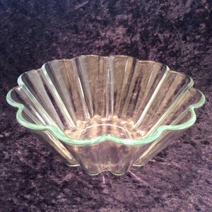Vintage Pyrex fluted glass bowl, Pyrex fruit bowl, “Pyrex 20cm France 823 Y”, Pyrex trifle dish,Pyrex clear glass bowl with slight blue tint