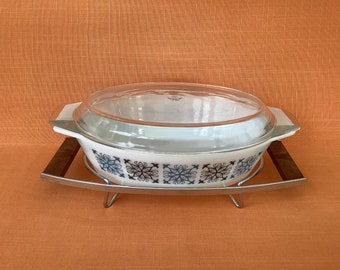 JAJ Pyrex Chelsea oval casserole dish with lid #524 and chrome stand, 1960s JAJ Chelsea Pyrex dish, vintage Pyrex oval casserole dish 2.5 pt