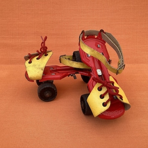 Pattini a rotelle regolabili vintage per bambini anni '60 in metallo rosso con ruote in plastica e cinturini regolabili effetto pelle gialla, taglia massima UK 3