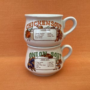 Un paio di ciotole da zuppa rustiche degli anni '80, tazze da zuppa retrò, ciotole da zuppa anni '80, ciotole da zuppa retrò con manici, ciotole da zuppa kitsch con ricette