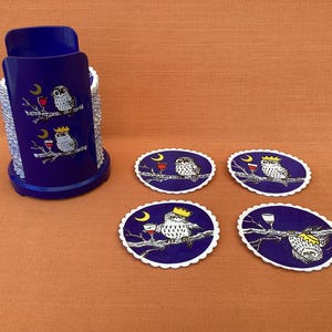 Set di sottobicchieri di carta vintage nel loro dispenser originale con 4 immagini di un gufo ubriaco, sottobicchieri retrò, articoli da bar retrò, bar di casa