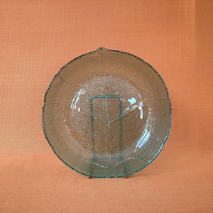 1970s Arcoroc Aspen Leaf shallow 7.75” bowl in green glass, unusual Aspen Leaf green glass bowl, Arcoroc Aspen Leaf bowl, textured glass