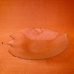 1970s Arcoroc Aspen Leaf fruit bowl, Arcoroc Aspen leaf-shaped platter or serving dish, Aspen Leaf large salad bowl, Aspen fruit bowl