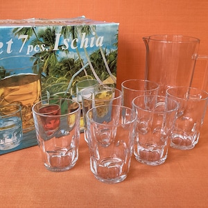 Ensemble de 7 pièces « Ischia » italien des années 1970 dans sa boîte d&#39;origine : 1 grand pichet + 6 gobelets assortis au design « empreinte de pouce », verrerie italienne rétro