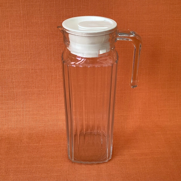 Jaren 70 Luminarc/Arcoroc glazen kan, wit deksel, Arcoroc gecanneleerde glazen kan, 2 pint (1 liter) glazen kan, Quadro glazen kan, retro glazen waterkan