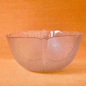 1970s Arcoroc Aspen Leaf design large 12” textured glass bowl, Aspen Leaf punch bowl, Aspen Leaf salad bowl, Arcoroc Aspen large glass bowl