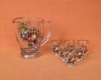 Vintage French 7-piece set: 1 jug + 6 matching liqueur glasses decorated in a colourful fruity design, Luminarc France pitcher and glasses