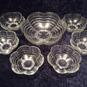 1950s set of 7 glass dessert bowls, large 8” glass fruit bowl and 6 small 5” sundae dishes, vintage bowls, 1950s glass bowls, flower shaped