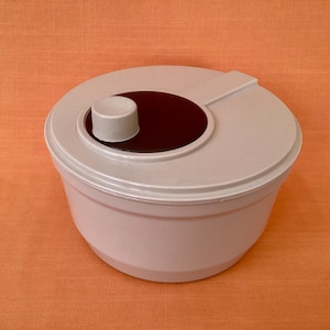 Retro salad spinner, two-tone brown and beige salad spinner, 9” plastic salad spinner, lettuce spinner, retro kitchenware, fridge storage