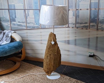 Lampe à poser en bois flotté : une sculpture lumineuse pour une ambiance naturelle et chaleureuse