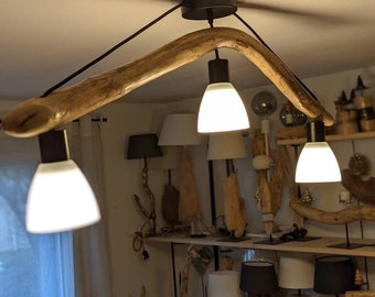 Suspension en bois flotté avec abat-jour en verre dépoli pour un style naturel et industriel