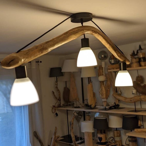 Suspension en bois flotté avec abat-jour en verre dépoli pour un style naturel et industriel