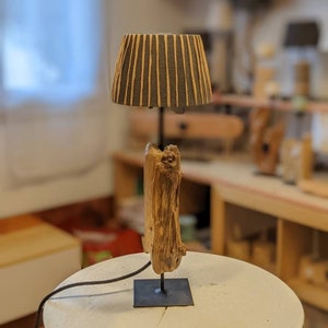 Lampe en bois flotté au style naturel et épuré détail en rafia