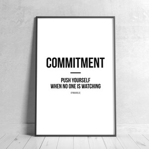 Puede incluir: Un póster motivacional en blanco y negro con el texto "COMMITMENT" y la cita "PUSH YOURSELF WHEN NO ONE IS WATCHING" con el texto "GYMAHOLIC" debajo de la cita.