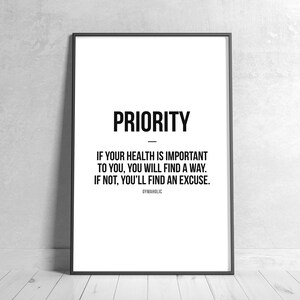 Könnte beinhalten: Schwarz-weißes Motivationszitat-Poster mit dem Text "PRIORITY" und dem Zitat "Wenn deine Gesundheit dir wichtig ist, wirst du einen Weg finden. Wenn nicht, wirst du eine Ausrede finden." Das Poster ist mit "GYMAHOLIC" signiert.
