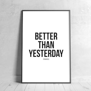 Może przedstawiać: Czarno-biały wydruk z motywującą sentencją z tekstem "Better than yesterday" i słowem "GYMAHOLIC" w mniejszej czcionce poniżej.