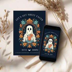 Może przedstawiać: Zaproszenie na imprezę Halloweenową z duchem trzymającym koktajl. Zaproszenie brzmi "Let's Get Sheet Faced" i zawiera datę i godzinę imprezy: "Oct 31, 11:00PM". Impreza odbywa się w "The Smith's Haunted House, 123 Anywhere St."