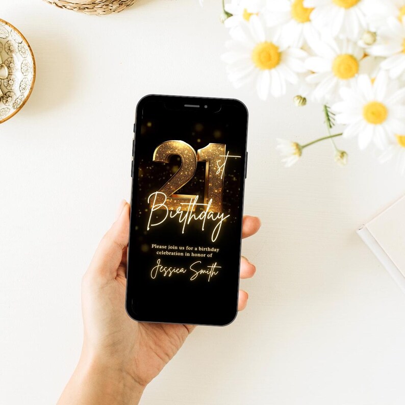 Pode incluir: Um convite digital na tela de um smartphone com um gr&aacute;fico de anivers&aacute;rio de 21 anos em ouro e o texto "Por favor, junte-se a n&oacute;s para uma celebra&ccedil;&atilde;o de anivers&aacute;rio em homenagem a Jessica Smith".