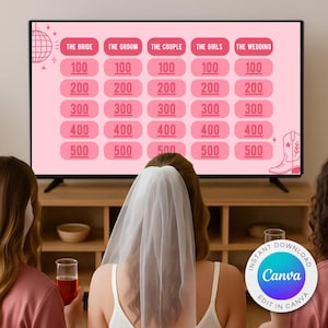 Könnte beinhalten: Ein rosa-weißes druckbares Brautparty-Spiel auf einem Fernsehbildschirm. Das Spiel heißt "Wer kennt die Braut am besten?" und hat Kategorien für die Braut, den Bräutigam, das Paar, die Mädchen und die Hochzeit. Jede Kategorie hat fünf Kästchen mit Punkten von 100 bis 500.