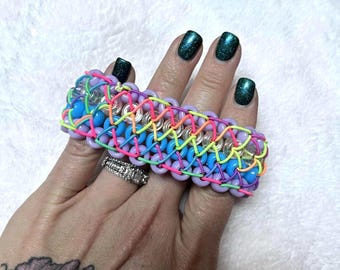 Puño de puntada de escalera, puño arcoíris, puños con base en X y puño de escalera a cuadros