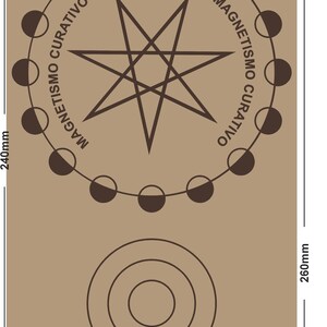 May include: A rectangular, tan-colored wooden board with a circular design featuring the text "MAGNETISMO CURATIVO". The board measures 154mm x 240mm x 160mm and includes a star and moon-like shapes.