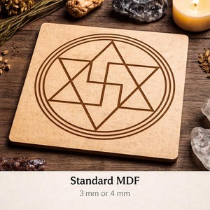 Op de afbeelding: Een vierkant, lichtbruin MDF-bord met een geometrisch ontwerp van elkaar kruisende lijnen in een cirkel. De tekst "Standard MDF" en maatopties van 3 mm of 4 mm staan onderaan. Kristallen en een brandende kaars.