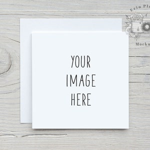 Quadratische Karte Mockup mit weißen Umschlag, quadratische Einladung Mock Up für rustikale Hochzeit, Lifestyle Stock Foto Jpeg Vorlage