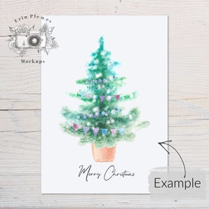 以下が含まれることがあります： 青と紫の旗と白いライトが飾られたクリスマスツリーの水彩画。木はテラコッタの鉢植えで、木の真下に「メリークリスマス」の文字が書かれている。