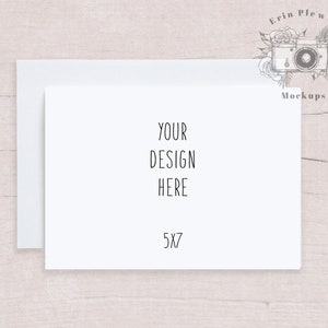 Karte Mockup 5x7 mit weißem Umschlag auf beigem Holz, Thank You Note Mock Up, Einladung Flat Lay für rustikale Hochzeit, Jpeg Direkter Download