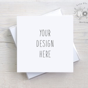 Square Card Mockup Flat Lay, Square Invitation Mock Up con Boxed Set per Matrimonio Rustico, Biglietto di Auguri Quadrato Stock Photo