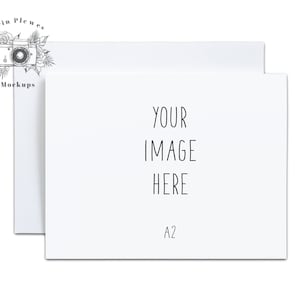 Maquette de carte A2 sur fond blanc, Maquette d’invitation avec enveloppe, Papeterie A2 Flat Lay, Modèle de téléchargement numérique instantané Jpeg