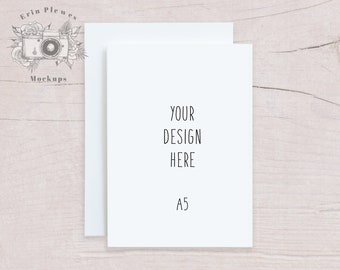 A5 Karte Mockup mit weißem Umschlag auf beigem Holz, Einladung Mock Up, Flache Lay für rustikale Hochzeit, Jpeg Instant Digital Download