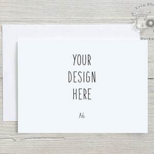 Maquette de carte de voeux A6 avec enveloppe blanche, maquette d’invitation pour la taille minimaliste de mariage A 6, modèle de stock de mode de vie Jpg