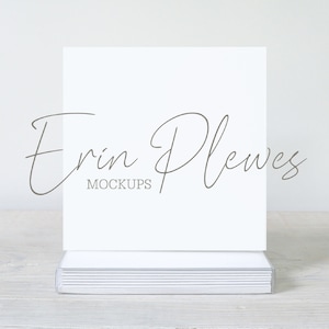 Maquette de carte carrée avec coffret, maquette d’invitation carrée avec enveloppes blanches pour mariage rustique, modèle de photo jpeg de stock de style de vie
