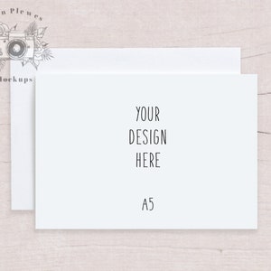 Maquete de cartão A5 com envelope branco em madeira bege, maquete de papelaria, configuração plana para casamento rústico, download digital instantâneo Jpeg